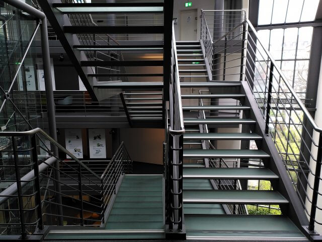 Treppenhaus. Treppensteigen dient als Symbol für die Updates von Version zu Version.